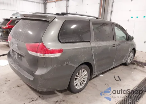 2013 Toyota Sienna Xle V6 8 Passenger z USA, uszkodzony, nr VIN 5TDYK3DC0DS320358